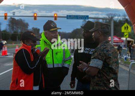 Andrea Bailey, supervisore della contea, Potomac District, a sinistra, Rick Nealis, direttore della Maratona del corpo Marino, a metà sinistra, Derrick Wood, sindaco, a metà destra, E negli Stati Uniti Il corpo Marino col. Michael L. Brooks, comandante base, corpo Marino base Quantico, festeggia al corpo Marino Maratona 17,75k corsa a Dumfries, Virginia, 26 marzo 2022. L'evento promuove il fitness fisico, genera buona volontà nella comunità e mostra le capacità organizzative del corpo Marino. Foto Stock