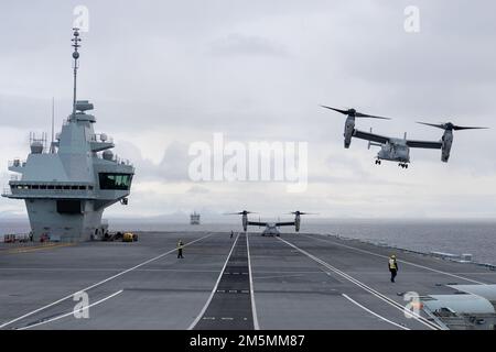 STATI UNITI Marines decollare in due MV-22B Ospreys dalla HMS Prince of Wales durante Exercise Cold Response 2022, Norwegian Sea, 26 marzo 2022. I Marines sono assegnati a Marine Medium Tiltrotor Squadron 261, 2D Marine Aircraft Wing. Exercise Cold Response ’22 è un esercizio biennale che si svolge in tutta la Norvegia, con la partecipazione di ciascuno dei suoi servizi militari, nonché di altre 26 nazioni alleate e partner regionali della North Atlantic Treaty Organization. Foto Stock