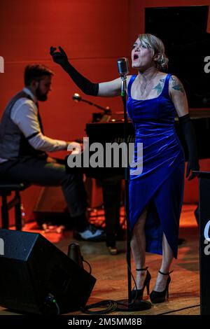 29 dicembre 2022, Roma, Lazio, Italia: Conosci mio cugino? LO SWING ITALIANO alla Casa del Jaz a Roma. La band è nata nel 2015 e porta in Italia un'eccellente musica jazz-swing italiana. La formazione è composta da: Federica D'Andrea voce, Davide Annecchiarico piano, Giuseppe Civiletti Double Bass, Nicola Tariello Trumpet, Patrizio Destriere Sax, Fabrizio Guarino Guitar, Giuseppe CondÃ² Drums. (Credit Image: © Daniela Franceschelli/Pacific Press via ZUMA Press Wire) Foto Stock