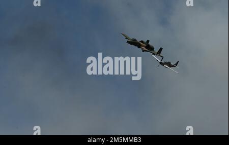 L'A-10C Thunderbolt II e il P-51 Mustang eseguono il volo storico USAF, al Wings Over Columbus Airshow, 26 marzo 2022, sulla base dell'aeronautica militare di Columbus, Miss Attualmente il team è composto da 10 piloti civili qualificati per volare vintage in formazione con squadre dimostrative di monoscafo della moderna Air Force. Foto Stock