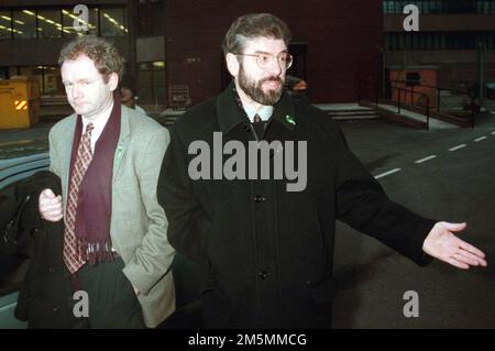 Foto del fascicolo datata 30/01/1996 dell'allora leader del Sinn Fein Gerry Adams (a destra) accompagnato da Martin McGuinness mentre lascia Stormont dopo l'incontro con il segretario dell'Irlanda del Nord Sir Patrick Mayhew a Belfast. Gli alti ministri britannici erano riluttanti ad accettare che McGuinness fosse 'veramente' impegnata nel processo di pace in Irlanda del Nord, i file di archivio sono stati rivelati. Data di emissione: Venerdì 30 dicembre 2022. Foto Stock