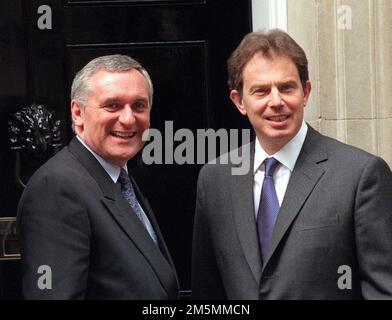 Foto del file datata 3/7/1997 del primo ministro Tony Blair (a destra) saluta il suo omologo irlandese Bertie Ahern a Downing Street, Londra. Blair ha avvertito Bertie Ahern nel luglio 1997 che i colloqui di pace potrebbero "perdere tutta la credibilità" se non si muovessero avanti, i fascicoli d'archivio hanno rivelato. Un incontro tra i due leader e alti funzionari irlandesi e britannici mostra alcune delle difficoltà che entrambi i governi hanno dovuto affrontare nel tentativo di mettere a punto il processo dei negoziati di pace. Data di emissione: Venerdì 30 dicembre 2022. Foto Stock