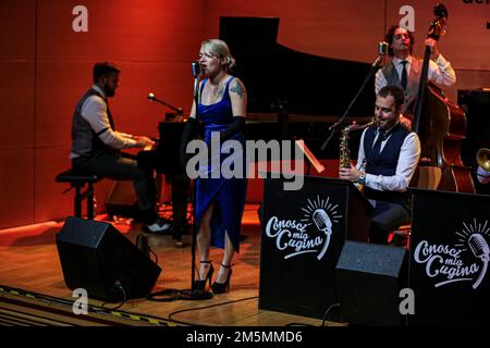 29 dicembre 2022, Roma, Lazio, Italia: Conosci mio cugino? LO SWING ITALIANO alla Casa del Jaz a Roma. La band è nata nel 2015 e porta in Italia un'eccellente musica jazz-swing italiana. La formazione è composta da: Federica D'Andrea voce, Davide Annecchiarico piano, Giuseppe Civiletti Double Bass, Nicola Tariello Trumpet, Patrizio Destriere Sax, Fabrizio Guarino Guitar, Giuseppe CondÃ² Drums. (Credit Image: © Daniela Franceschelli/Pacific Press via ZUMA Press Wire) Foto Stock