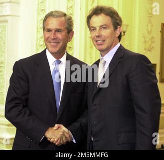 Foto del file datata 19/7/2001 del primo Ministro Tony Blair scuote le mani con il Presidente degli Stati Uniti George Bush dopo una conferenza stampa alla RAF Halton. Sir Tony Blair era disperato nel stabilire buone relazioni con il presidente americano George Bush, secondo i documenti ufficiali appena pubblicati. I file rilasciati agli Archivi nazionali di Kew, Londra occidentale, mostrano che Blair è stato il primo leader straniero a chiedere le congratulazioni al presidente eletto quando la sua vittoria è stata finalmente confermata dalla Corte Suprema nel dicembre 2000 a seguito di una disputa prolungata sul conte in Florida. Data di emissione: Venerdì 30 dicembre 2022. Foto Stock