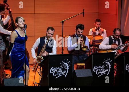 29 dicembre 2022, Roma, Lazio, Italia: Conosci mio cugino? LO SWING ITALIANO alla Casa del Jaz a Roma. La band è nata nel 2015 e porta in Italia un'eccellente musica jazz-swing italiana. La formazione è composta da: Federica D'Andrea voce, Davide Annecchiarico piano, Giuseppe Civiletti Double Bass, Nicola Tariello Trumpet, Patrizio Destriere Sax, Fabrizio Guarino Guitar, Giuseppe CondÃ² Drums. (Credit Image: © Daniela Franceschelli/Pacific Press via ZUMA Press Wire) Foto Stock