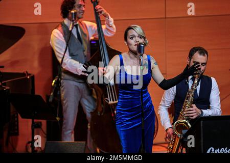 29 dicembre 2022, Roma, Lazio, Italia: Conosci mio cugino? LO SWING ITALIANO alla Casa del Jaz a Roma. La band è nata nel 2015 e porta in Italia un'eccellente musica jazz-swing italiana. La formazione è composta da: Federica D'Andrea voce, Davide Annecchiarico piano, Giuseppe Civiletti Double Bass, Nicola Tariello Trumpet, Patrizio Destriere Sax, Fabrizio Guarino Guitar, Giuseppe CondÃ² Drums. (Credit Image: © Daniela Franceschelli/Pacific Press via ZUMA Press Wire) Foto Stock