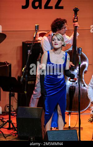 29 dicembre 2022, Roma, Lazio, Italia: Conosci mio cugino? LO SWING ITALIANO alla Casa del Jaz a Roma. La band è nata nel 2015 e porta in Italia un'eccellente musica jazz-swing italiana. La formazione è composta da: Federica D'Andrea voce, Davide Annecchiarico piano, Giuseppe Civiletti Double Bass, Nicola Tariello Trumpet, Patrizio Destriere Sax, Fabrizio Guarino Guitar, Giuseppe CondÃ² Drums. (Credit Image: © Daniela Franceschelli/Pacific Press via ZUMA Press Wire) Foto Stock