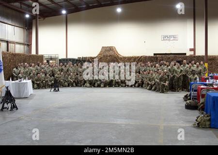 I soldati assegnati al 3rd° comando di supporto spedizione posano per una foto di gruppo durante una cena tattica a Camp Arifjan, Kuwait, 26 marzo 2022. Brig. Lance G. Curtis, comandante generale, 3rd ESC, ha ospitato l'evento per sostenere le consuetudini e le tradizioni militari degli Stati Uniti, promuovere la cameratismo e l'esprit de Corps e riconoscere i risultati ottenuti dall'unità durante il suo schieramento a sostegno del comando di sostegno del teatro 1st. Foto Stock