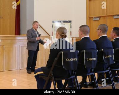 Gen. Maggiore (Ret.) Roger Lempke, ex generale aggiunto della Guardia Nazionale del Nebraska, formula osservazioni chiave durante una cerimonia di laurea e commissioning per i candidati ufficiali della classe 65, scuola candidata della Guardia Nazionale dell'Esercito del Nebraska, 209th Regiment (Regional Training Institute) a Camp Ashland, Nebraska, 26 marzo 2022. Cinque candidati ufficiali della classe 65 commissionati come 2nd tenenti della Guardia Nazionale dell'Esercito, e due candidati hanno ricevuto certificati di idoneità per la messa in servizio in un secondo momento. (Foto di Maj Scott Ingalsbe, Nebraska National Guard Public Affairs) Foto Stock