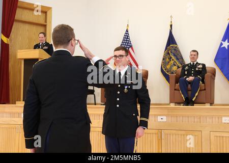 2nd il professore Edward Johnson restituisce il suo 'primo saluto' durante una cerimonia di laurea e commissioning per i candidati ufficiali della classe 65, Nebraska Army National Guard Officer Candidate School, 209th Regiment (Regional Training Institute) a Camp Ashland, Nebraska, 26 marzo 2022. Cinque candidati ufficiali della classe 65 commissionati come 2nd tenenti della Guardia Nazionale dell'Esercito, e due candidati hanno ricevuto certificati di idoneità per la messa in servizio in un secondo momento. (Foto di Maj Scott Ingalsbe, Nebraska National Guard Public Affairs) Foto Stock