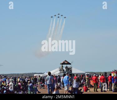 La base dell'aeronautica militare di Columbus, Mississippi, ha aperto le porte a un evento di due giorni, il Wings Over Columbus 2022 e IL STEM Show, con circa 60.000 visitatori. Durante l'evento di due giorni, vari aerei volarono in alto, con il gran finale l'USAF Thunderbirds. Foto Stock