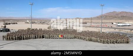 STATI UNITI Soldati dell'esercito assegnati a 3rd squadra di combattimento della brigata blindata, 1st Divisione di cavalleria dispiegano un ponte d'assalto congiunto (JAB) scatta una foto della brigata dopo aver completato con successo la rotazione decisiva dell'azione 22-05 al Centro Nazionale di addestramento, Fort Irwin, California, 26 marzo 2022. Foto Stock