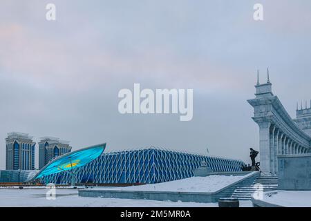 Moderna città urbanistica architettonica Astana. Edifici futuristici, piramidi, moschea della città notturna, Nur-Sultan, Astana, Kazakistan. Foto di alta qualità Foto Stock