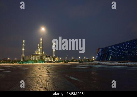 Moderna città urbanistica architettonica Astana. Edifici futuristici, piramidi, moschea della città notturna, Nur-Sultan, Astana, Kazakistan. Foto di alta qualità Foto Stock