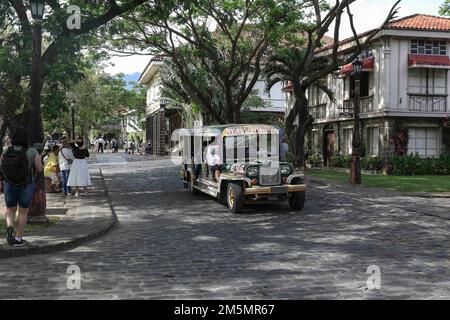 BATAAN, Filippine (27 marzo 2022) i marinai, assegnati alla portaerei di classe Nimitz USS Abraham Lincoln (CVN 72), partecipano a un tour del morale Welfare and Recreation (MWR) a Las Casa Filipinas de Acuzar, Filippine. Mentre nelle Filippine, Abraham Lincoln ha celebrato il 70th° anno degli Stati Uniti Alleanza filippina attraverso attriti di visitatori distinti in mare, tour in nave, progetti di relazioni con la comunità, tour MWR e un ricevimento ospitato nella baia hangar della nave. Abraham Lincoln Strike Group è in fase di implementazione pianificata nell'area operativa della flotta 7th degli Stati Uniti per migliorare l'interoperabilità t Foto Stock