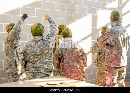 Norwegian Youth Soldiers of the Heimevernet, partecipando allo scambio norvegese a Camp Ripley, ha eliminato gli ostacoli al Field Leadership Reaction Course (FLRC), 28 marzo 2022. La FLRC è progettata per costringere gli individui a lavorare insieme per completare con successo ogni evento (Minnesota National Guard Photo by Sgt. Mahsima Alkamooneh) Foto Stock