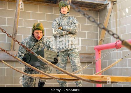 Norwegian Youth Soldiers of the Heimevernet, partecipando allo scambio norvegese a Camp Ripley, ha eliminato gli ostacoli al Field Leadership Reaction Course (FLRC), 28 marzo 2022. La FLRC è progettata per costringere gli individui a lavorare insieme per completare con successo ogni evento (Minnesota National Guard Photo by Sgt. Mahsima Alkamooneh) Foto Stock