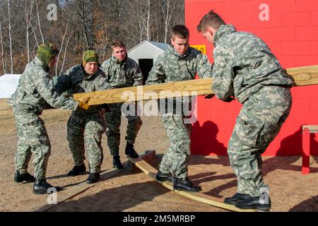 Norwegian Youth Soldiers of the Heimevernet, partecipando allo scambio norvegese a Camp Ripley, ha eliminato gli ostacoli al Field Leadership Reaction Course (FLRC), 28 marzo 2022. La FLRC è progettata per costringere gli individui a lavorare insieme per completare con successo ogni evento (Minnesota National Guard Photo by Sgt. Mahsima Alkamooneh) Foto Stock