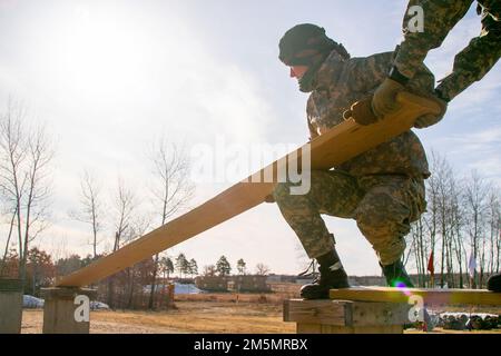 Norwegian Youth Soldiers of the Heimevernet, partecipando allo scambio norvegese a Camp Ripley, ha eliminato gli ostacoli al Field Leadership Reaction Course (FLRC), 28 marzo 2022. La FLRC è progettata per costringere gli individui a lavorare insieme per completare con successo ogni evento (Minnesota National Guard Photo by Sgt. Mahsima Alkamooneh) Foto Stock