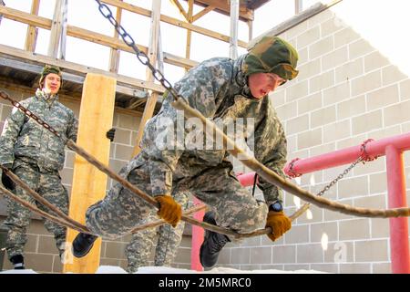 Norwegian Youth Soldiers of the Heimevernet, partecipando allo scambio norvegese a Camp Ripley, ha eliminato gli ostacoli al Field Leadership Reaction Course (FLRC), 28 marzo 2022. La FLRC è progettata per costringere gli individui a lavorare insieme per completare con successo ogni evento (Minnesota National Guard Photo by Sgt. Mahsima Alkamooneh) Foto Stock