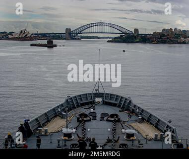 SYDNEY (27 marzo 2022) – la gara sottomarina USS Frank Cable di Emory S. Land (COME 40) arriva a Sydney per una visita al porto programmata, il 27 marzo. Frank Cable è attualmente in pattuglia che conduce la manutenzione e la logistica di spedizione a sostegno della sicurezza nazionale nel settore delle operazioni della flotta degli Stati Uniti 7th. Foto Stock