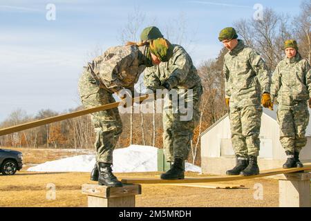 Norwegian Youth Soldiers of the Heimevernet, partecipando allo scambio norvegese a Camp Ripley, ha eliminato gli ostacoli al Field Leadership Reaction Course (FLRC), 28 marzo 2022. La FLRC è progettata per costringere gli individui a lavorare insieme per completare con successo ogni evento (Minnesota National Guard Photo by Sgt. Mahsima Alkamooneh) Foto Stock