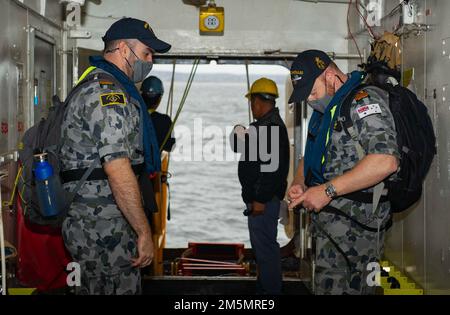 SYDNEY (27 27 marzo 2022) – i membri della Royal Australian Navy salpano a bordo della nave sottomarina USS Frank Cable (AS 40) di Emory S. Frank Cable è attualmente in pattuglia che conduce la manutenzione e la logistica di spedizione a sostegno della sicurezza nazionale nel settore delle operazioni della flotta degli Stati Uniti 7th. Foto Stock