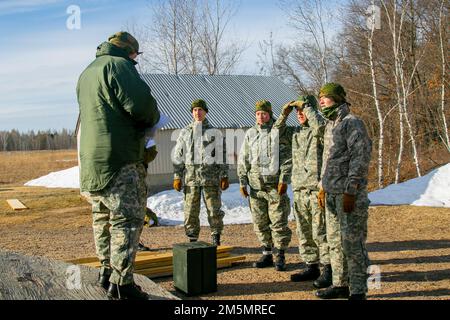 Norwegian Youth Soldiers of the Heimevernet, partecipando allo scambio norvegese a Camp Ripley, ha eliminato gli ostacoli al Field Leadership Reaction Course (FLRC), 28 marzo 2022. La FLRC è progettata per costringere gli individui a lavorare insieme per completare con successo ogni evento (Minnesota National Guard Photo by Sgt. Mahsima Alkamooneh) Foto Stock