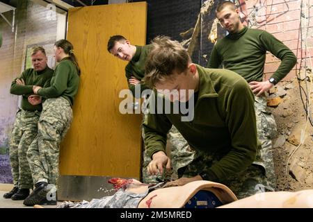 Norwegian Youth Soldiers of the Heimevernet, partecipando al 49th° Scambio norvegese annuale a Camp Ripley, ha praticato l'uso di tourniquets presso il Medical Simulation Training Center (MSTC), 28 marzo 2022. L'MSTC fornisce istruzioni pratiche sui traumi sul campo di battaglia più recenti e sulle tecniche di terapia critica basate sul Medical Center of Excellence. (Foto della Guardia Nazionale del Minnesota di Sgt. Mahsima Alkamooneh) Foto Stock