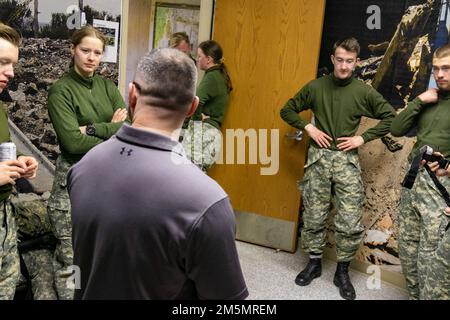 Norwegian Youth Soldiers of the Heimevernet, partecipando al 49th° Scambio norvegese annuale a Camp Ripley, ha praticato l'uso di tourniquets presso il Medical Simulation Training Center (MSTC), 28 marzo 2022. L'MSTC fornisce istruzioni pratiche sui traumi sul campo di battaglia più recenti e sulle tecniche di terapia critica basate sul Medical Center of Excellence. (Foto della Guardia Nazionale del Minnesota di Sgt. Mahsima Alkamooneh) Foto Stock