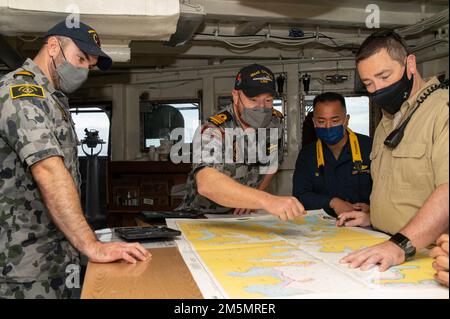 SYDNEY (27 marzo 2022) – membri della Royal Australian Navy Brief Capt. Albert Alarcon, comandante dell'Emory S. gara sottomarina di classe terrestre USS Frank Cable (AS 40), Charles Black, comandante della nave, mentre la nave transita a Sydney per una visita al porto prevista, marzo 27. Frank Cable è attualmente in pattuglia che conduce la manutenzione e la logistica di spedizione a sostegno della sicurezza nazionale nel settore delle operazioni della flotta degli Stati Uniti 7th. Foto Stock