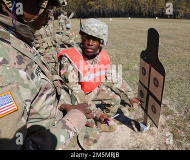 I membri della Guardia Nazionale delle Isole Vergini conducono una strategia annuale di addestramento sulle armi integrate a Camp Shelby, Mississippi, dal 27 al 28 marzo 2022. Le unità DI VING, il quartier generale della forza congiunta, 104th comando della truppa, 51st distaccamento per gli affari pubblici, 610th Società di supporto all'acqua, 631st Società di ingegneri e 640th addestramento di distacco del Quarter Master sul nuovo sistema di armi assegnato, il fucile M4A1, e la pistola M17. Foto Stock