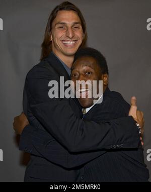 STOCCOLMA 2008-11-17 Zlatan Ibrahimovic e Pele ai Premi svedesi di calcio annuali a Stoccolma, Svezia, 17 novembre 2008. Foto: Leif R Jansson Foto Stock