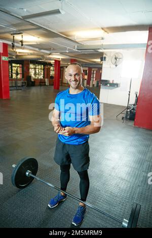 È un buon giorno per sollevare qualcosa di pesante. Ritratto di un giovane uomo in palestra. Foto Stock