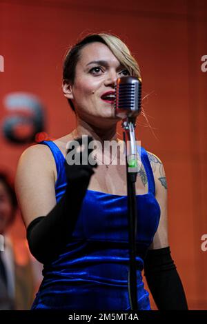 29 dicembre 2022, Roma, Italia: La cantante FEDERICA D'ANDREA, con il gruppo Do You Know My Cousin?, suona 'l'ala italiana' alla Casa del Jaz di Roma. La band si è formata nel 2015 e porta musica jazz-swing italiana in tutta Italia. (Credit Image: © Daniela Franceschelli/Pacific Press via ZUMA Press Wire) Foto Stock