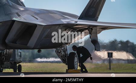 Un manutentore del F-22 Raptor Demonstration Team prepara un F-22 prima del decollo alla base dell'aeronautica militare MacDill, Florida, 27 marzo 2022. La squadra dimostrativa si è esibita durante il Tampa Bay AirFest, dove la comunità locale ha assistito alla combinazione di furtività, supercrociera, manovrabilità e avionica integrata del F-22. Foto Stock