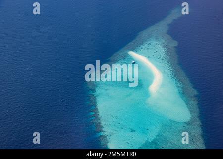 Immagine aerea di una laguna tropicale blu turchese dell'oceano, spiaggia di sabbia bianca, barriera corallina di sabbia acqua bassa con barca. Natura perfezione nelle Maldive Foto Stock