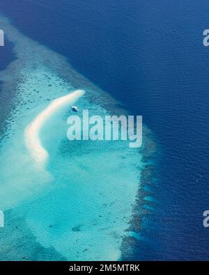 Immagine aerea di una laguna tropicale blu turchese dell'oceano, spiaggia di sabbia bianca, barriera corallina di sabbia acqua bassa con barca. Natura perfezione nelle Maldive Foto Stock
