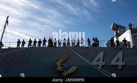 220328-N-KK394-1043 VIRGINIA BEACH, VIRGINIA (28 marzo 2022) marinai e marines, assegnati alla nave di sbarco di Whidbey Island USS Gunston Hall (LSD 44), man le rotaie mentre la nave si prepara a schierare, 28 marzo. Gunston Hall, attaccata al Kearsarge Amphibious Readiness Group (ARG), partì dalla Joint Expeditionary base Little Creek-ft. Per una distribuzione pianificata regolarmente. Foto Stock