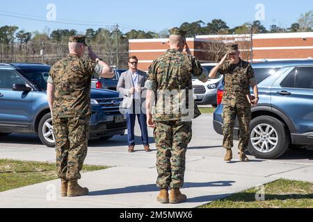 STATI UNITI David H. Berger, il 38th° comandante del corpo Marino, visita la Scuola di Fanteria-Centro di spettacolo umano Orientale a Camp Lejeune, North Carolina, 28 marzo 2022. Berger ha visitato Camp Lejeune per garantire il benessere dei Marines e ricevere aggiornamenti su attrezzature, piani e procedure per l'addestramento dei Marines. Foto Stock