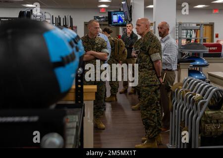 STATI UNITI David H. Berger, il 38th° comandante del corpo Marino, visita la Scuola di Fanteria-Centro di spettacolo umano Orientale a Camp Lejeune, North Carolina, 28 marzo 2022. Berger ha visitato Camp Lejeune per garantire il benessere dei Marines e ricevere aggiornamenti su attrezzature, piani e procedure per l'addestramento dei Marines. Foto Stock