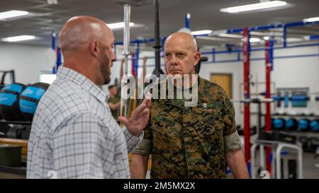 STATI UNITI David H. Berger, il 38th° comandante del corpo Marino, visita la Scuola di Fanteria-Centro di spettacolo umano Orientale a Camp Lejeune, North Carolina, 28 marzo 2022. Berger ha visitato Camp Lejeune per garantire il benessere dei Marines e ricevere aggiornamenti su attrezzature, piani e procedure per l'addestramento dei Marines. Foto Stock