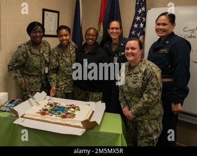 220328-N-CJ603-1153 NORFOLK (28 marzo 2022) - i marinai assegnati alla nave d'assalto anfibio USS Wasp (LHD 1) tagliarono una torta dopo aver tenuto discorsi per l'osservanza del mese di storia delle donne nella costruzione 205 al cantiere navale di BAE Systems, 28 marzo 2022. Il mese della Storia delle donne si celebra ogni anno a marzo come un modo per evidenziare i risultati raggiunti dalle donne che prestano servizio. Foto Stock