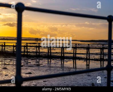 3RD NOVEMBRE 2022. CULROSS , FIFE, SCOZIA. METEO NEL REGNO UNITO. Una vista oggi dal molo di Culross a Fife, Scozia, mentre il sole tramonta sul Firth of Fo Foto Stock