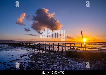 3RD NOVEMBRE 2022. CULROSS , FIFE, SCOZIA. METEO NEL REGNO UNITO. Una vista oggi dal molo di Culross a Fife, Scozia, mentre il sole tramonta sul Firth of Fo Foto Stock