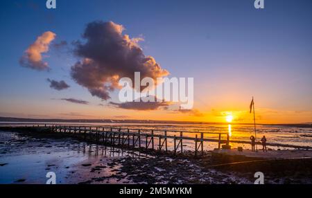 3RD NOVEMBRE 2022. CULROSS , FIFE, SCOZIA. METEO NEL REGNO UNITO. Una vista oggi dal molo di Culross a Fife, Scozia, mentre il sole tramonta sul Firth of Fo Foto Stock