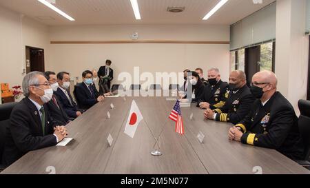 Modulo posteriore Carl Lahti, Commander, Navy Region Giappone/ Commander, USA Forze navali Giappone, incontra il sindaco di Saikai Yasuhiko Sugizawa al municipio di Saikai 28 marzo 2022. Lahti ha incontrato i leader della Sasebo City, Saikai City e della forza di autodifesa marittima giapponese nel quadro di una visita programmata al CFAS per acquisire familiarità con l'installazione e l'area locale. Foto Stock