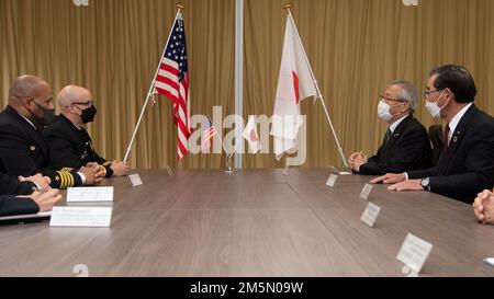 Modulo posteriore Carl Lahti, Commander, Navy Region Giappone/ Commander, USA Forze navali Giappone, incontra il sindaco di Saikai Yasuhiko Sugizawa al municipio di Saikai 28 marzo 2022. Lahti ha incontrato i leader della Sasebo City, Saikai City e della forza di autodifesa marittima giapponese nel quadro di una visita programmata al CFAS per acquisire familiarità con l'installazione e l'area locale. Foto Stock