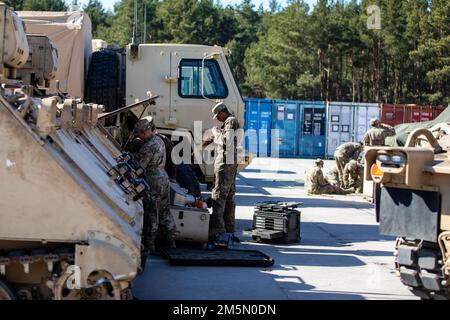 STATI UNITI I soldati assegnati al 1st Battaglione, 5th reggimento di artiglieria, 1st squadra di combattimento di Brigate Armorate, 1st divisione fanteria preparano un M992A3 fornitura di munizioni di artiglieria per le riparazioni presso la Toruń Training Area, Polonia, 28 marzo 2022. La manutenzione delle attrezzature militari assicura che gli Stati Uniti e l'Alleanza possano rispondere rapidamente e con decisione alle crisi. Foto Stock