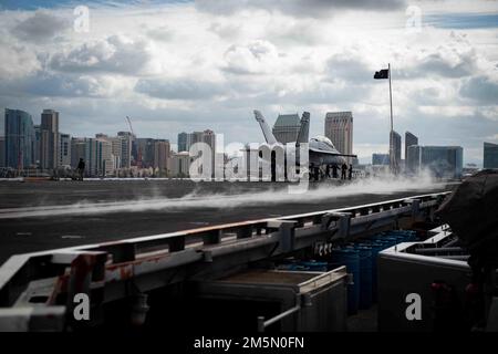 220328-N-TD381-1036 SAN DIEGO (28 marzo 2022) la portaerei di classe Nimitz USS Carl Vinson (CVN 70) parte dalla Naval Air Station North Island, 28 marzo. Vinson sta attualmente conducendo operazioni marittime di routine nell'Oceano Pacifico. Foto Stock